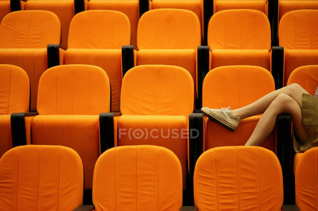 Female legs in a lecture theatre — Stock Photo