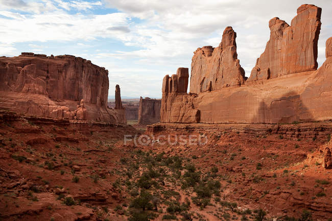 Rote Felsformationen unter bewölktem Himmel, Moab, USA — Stockfoto