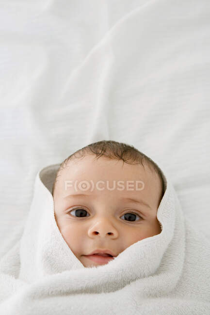 Bébé garçon enveloppé dans une serviette — Photo de stock