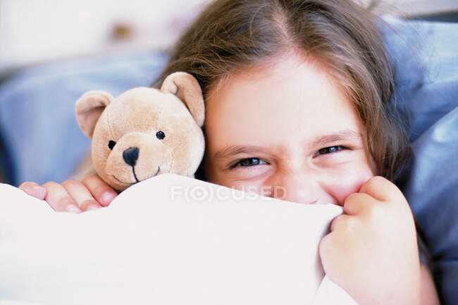 Дівчина з плюшевим ведмедем — стокове фото
