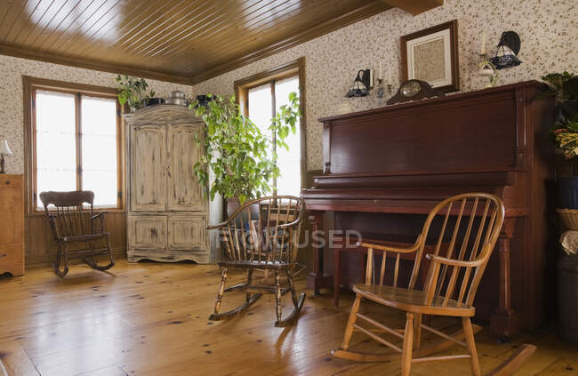 Качающиеся стулья и фортепиано в гостиной — стоковое фото