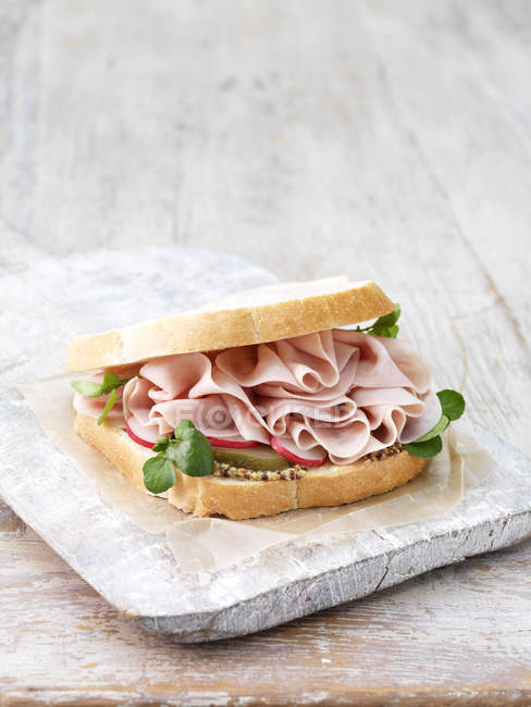 Schinken, in Scheiben geschnittene Gurken und Rettich-Sandwich mit Weißbrot — Stockfoto