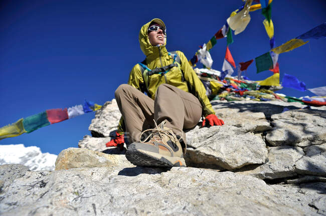 Trekker femenino en la cumbre de Kala Patthar, Chhukung, Nepal - foto de stock