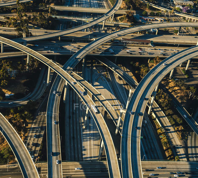 Воздушный вид изогнутых эстакад и шоссе при солнечном свете — стоковое фото