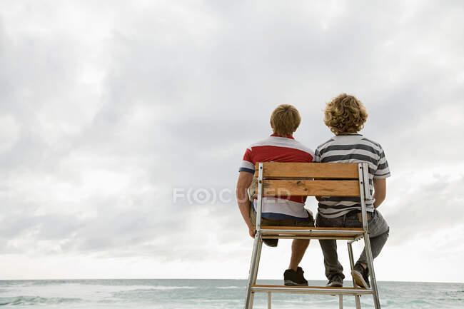 Dois rapazes na torre do salva-vidas — Fotografia de Stock