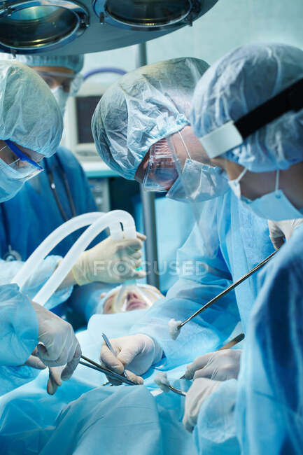 Équipe de chirurgiens pendant l'opération — Photo de stock