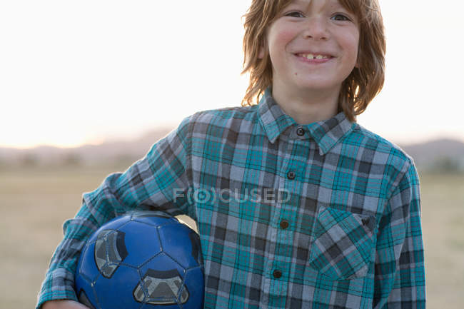 Retrato de Niño sosteniendo pelota de fútbol - foto de stock