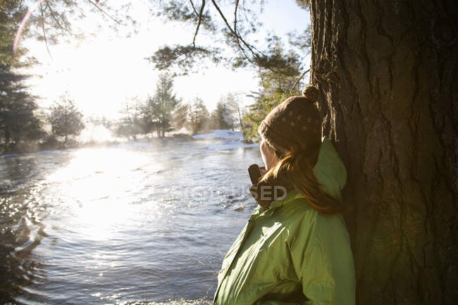 Mujer al aire libre en el paisaje de invierno - foto de stock