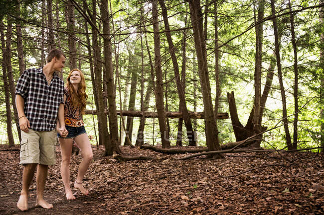 Casal caminhando pela floresta — Fotografia de Stock
