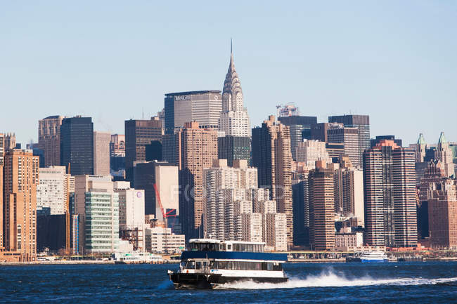 Ferry boat and New York City skyline — Stock Photo