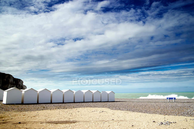 Cabanas de praia brancas em fila — Fotografia de Stock