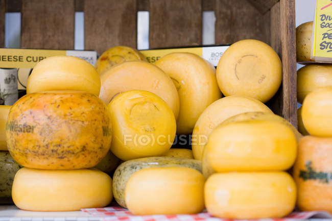 Apetecible pila de queso holandés - foto de stock
