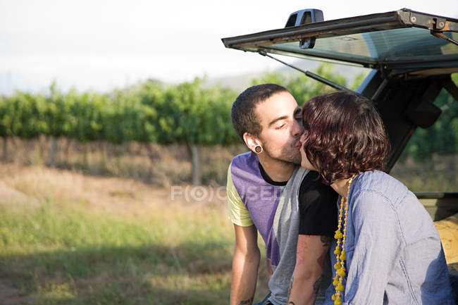 Couple embrasser à l'arrière de SUV — Photo de stock
