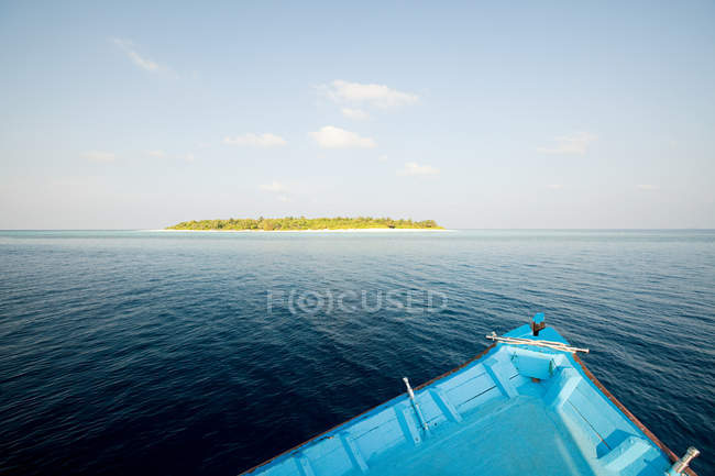 Barco e Isla Havodigalaa, Atolón Huvadhu Sur, Maldivas - foto de stock