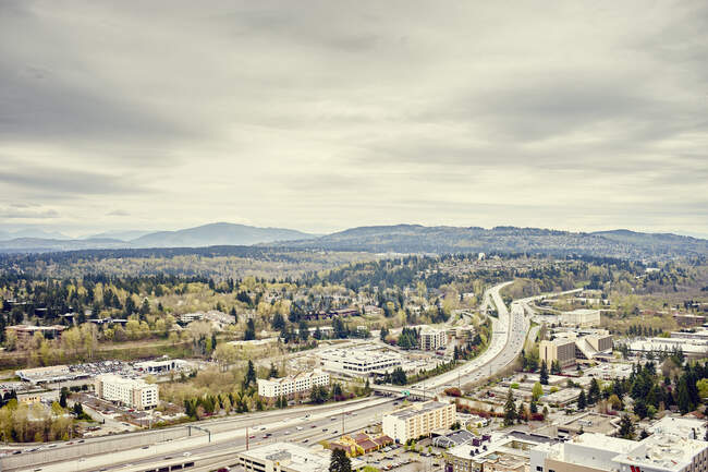 Vista lejana de la montaña Tiger desde Lincoln Square, Seattle, Washington State, EE.UU. - foto de stock