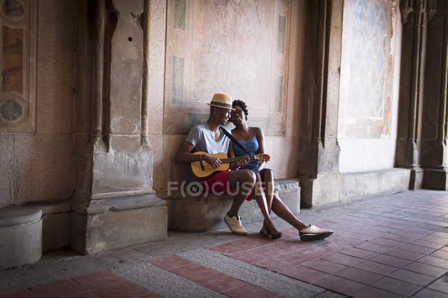 Young couple with mandolin in Bethesda Terrace arcade, Central Park, New York City, USA — Stock Photo