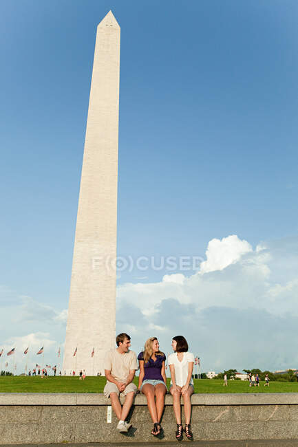 Freunde am Washingtoner Denkmal — Stockfoto