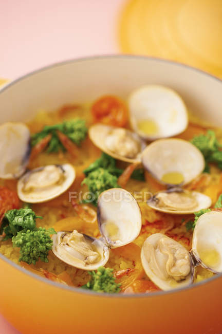 Reis mit Fleisch, Meeresfrüchten und Gemüse in gusseisernem Kochgeschirr — Stockfoto