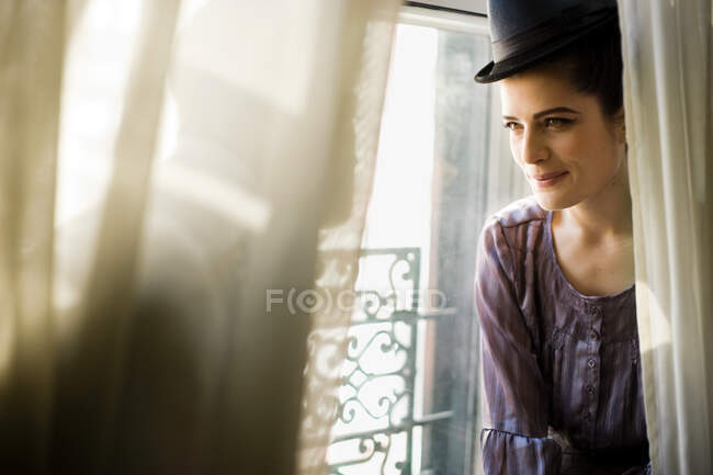 Coppia sul davanzale della finestra, donna che indossa fedora — Foto stock