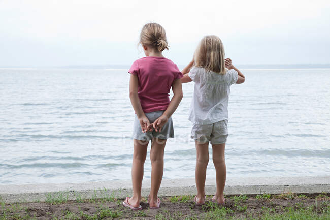 Zwei kleine Mädchen am Meer — Stockfoto