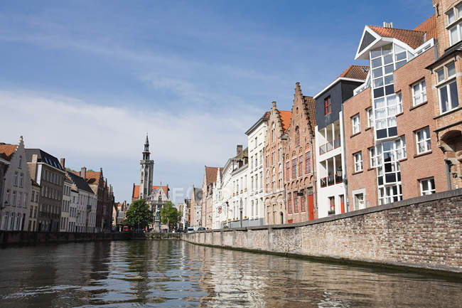 Canal d'eau à Bruges avec bâtiments authentiques — Photo de stock