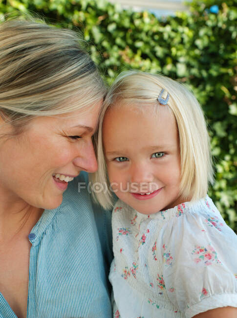 Мати і дочка, посміхаючись, портрет — стокове фото