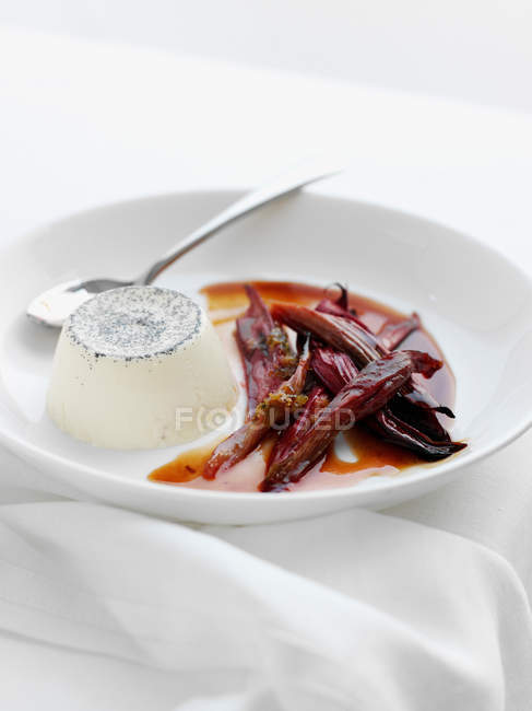 Crème anglaise rose et rhubarbe en assiette — Photo de stock