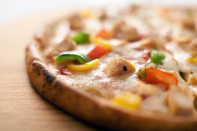 Close up tiro de crosta de pizza cozida no forno fresco — Fotografia de Stock