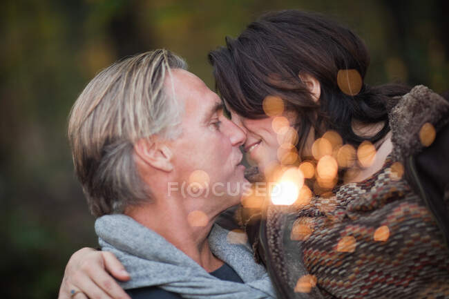 Affectueux couple mature avec la lumière de scintillant — Photo de stock