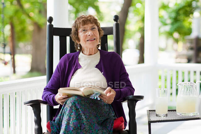 Старша жінка з книгою — стокове фото
