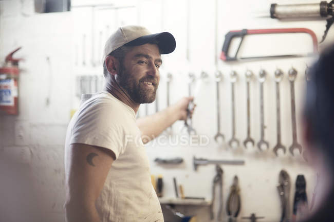 Chave de seleção de homem na oficina de reparo de barco — Fotografia de Stock