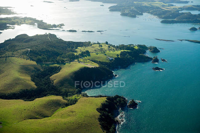 Vista aerea della baia verde dell'isola alla luce del sole — Foto stock
