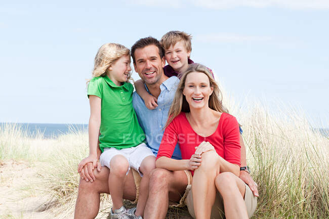 Счастливая семья на побережье — стоковое фото