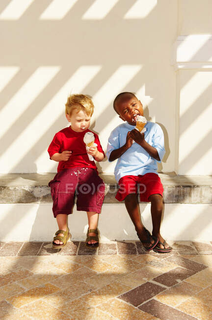 Junge Jungen essen Eis — Stockfoto