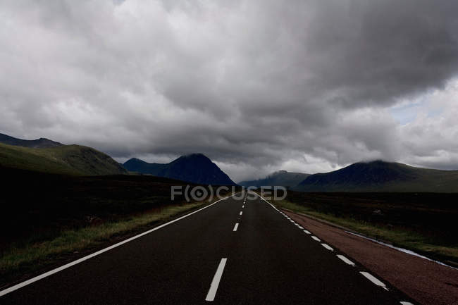Autostrada vuota nelle Highlands — Foto stock
