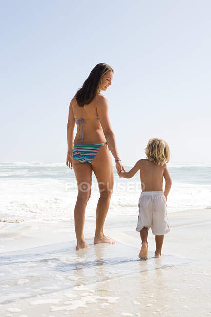 Mãe e filho junto ao mar — Fotografia de Stock