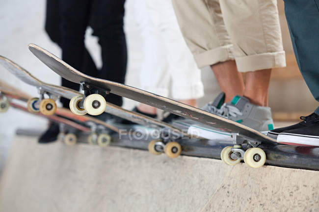 Imagem recortada de patinadores e suas tábuas — Fotografia de Stock