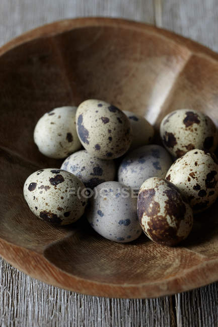 Uova di quaglia in ciotola di legno, primo piano colpo — Foto stock