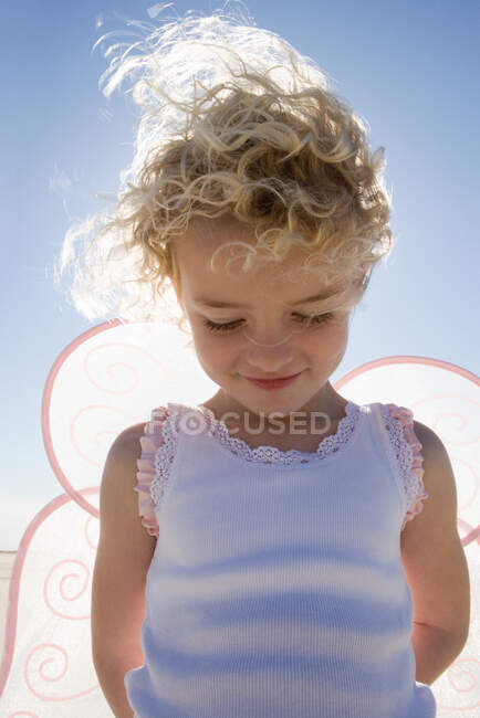Menina sorridente com asas, — Fotografia de Stock