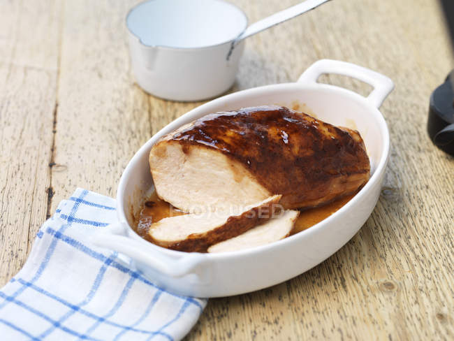 Geräucherte Hühnerbrust mit Soße im Teller — Stockfoto
