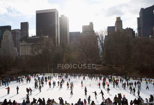 Катание на коньках в Центральном парке, Нью-Йорк, США — стоковое фото
