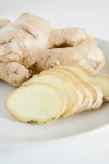 Cliced gingembre racine sur plaque, gros plan — Photo de stock
