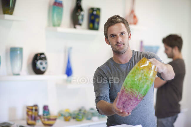 Uomo in possesso di vaso di vetro — Foto stock