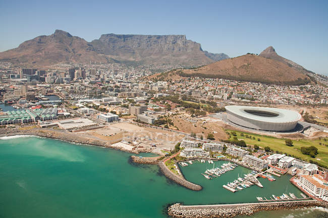 Вид с воздуха на стадион и побережье Кейптауна — стоковое фото