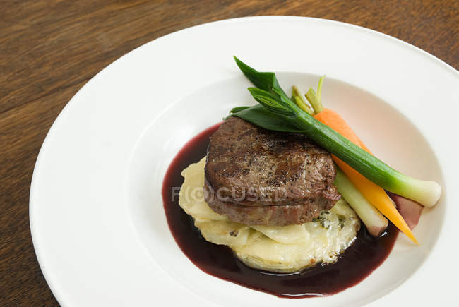 Rindfleisch mit Dauphinoise Kartoffeln und Gemüse — Stockfoto