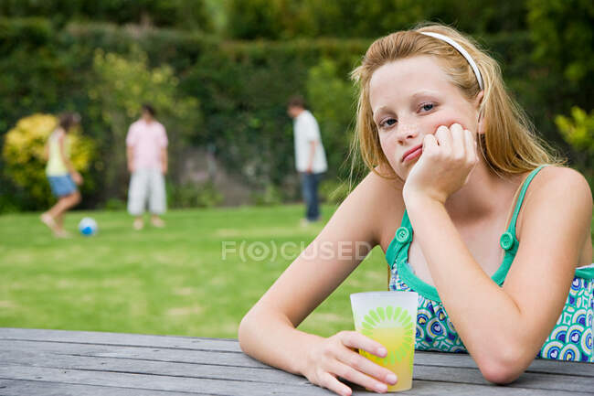 Retrato de una adolescente aburrida - foto de stock