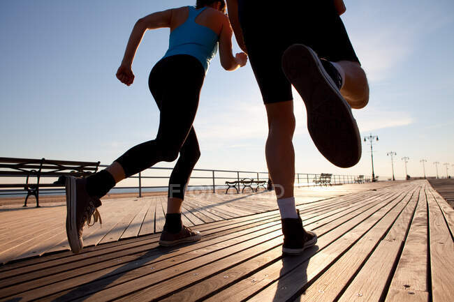 Due persone che corrono sul lungomare — Foto stock