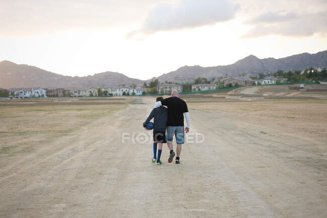 Padre e figlio che se ne vanno — Foto stock