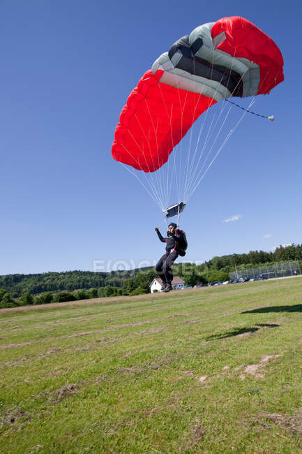 Skydiver landing with parachute — Stock Photo