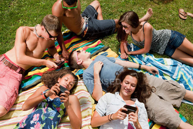 Teenagers lying down and chilling out in the countryside — Stock Photo